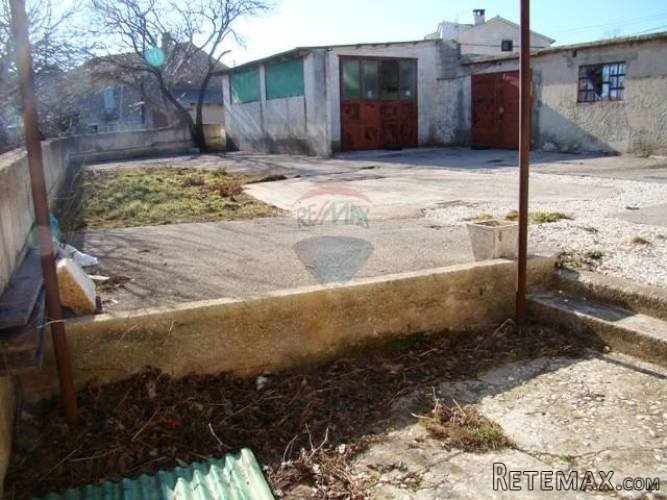ISTRA, PULA OKOLICA, kamena kuća za velikim dvorištem - 5