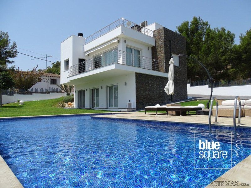 Luxury modern villa with sea views in..
