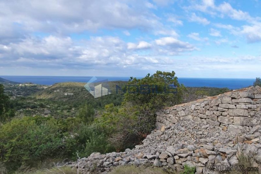 Vis, zemljište 22.232m2 s ruš. kućom 76m2 i pogledom na more