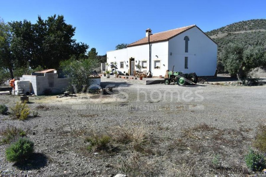 EXCLUSIVE LISTING - Large, 250m2 "OFF GRID", full of..
