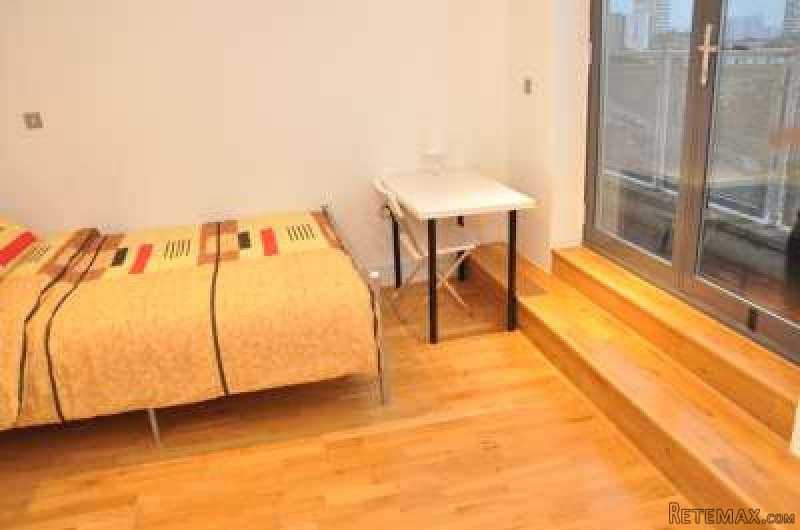 Single with double bed near Canary..