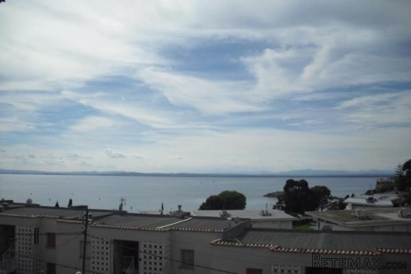 ROSES: Apartment located just 125m from..