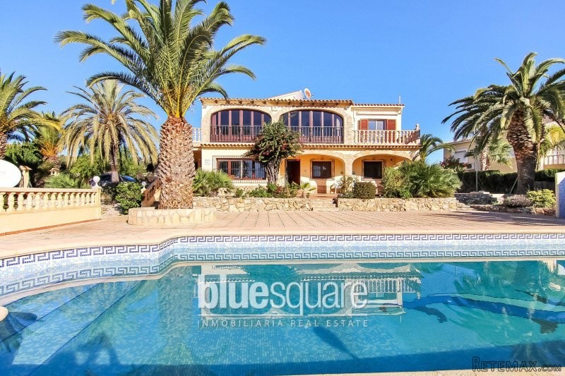 Large family villa with sea views