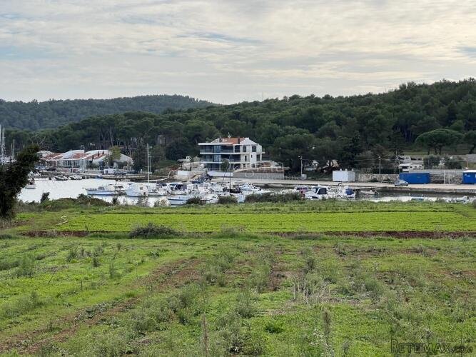Građevinsko zemljište s pogledom na ACI Marinu, 738m2 - 2