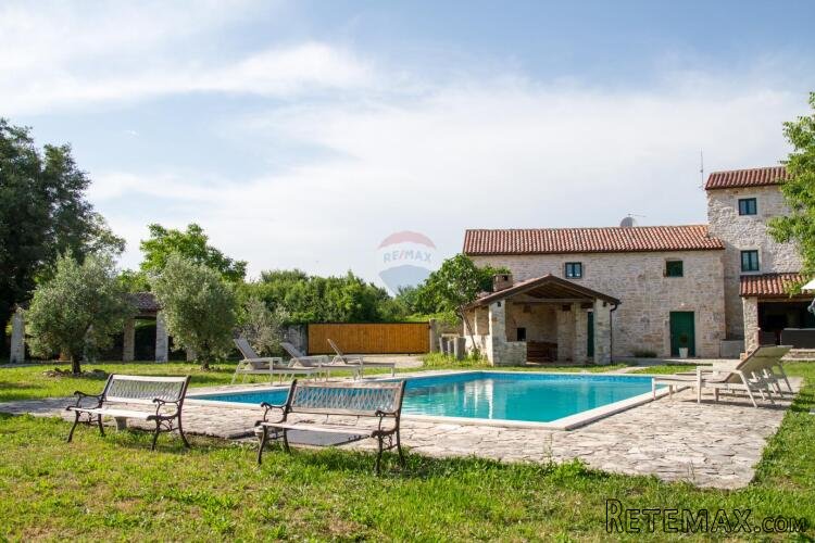 Istra,Barban,kamena vila sa bazenom na imanju od 17500m2 - 2