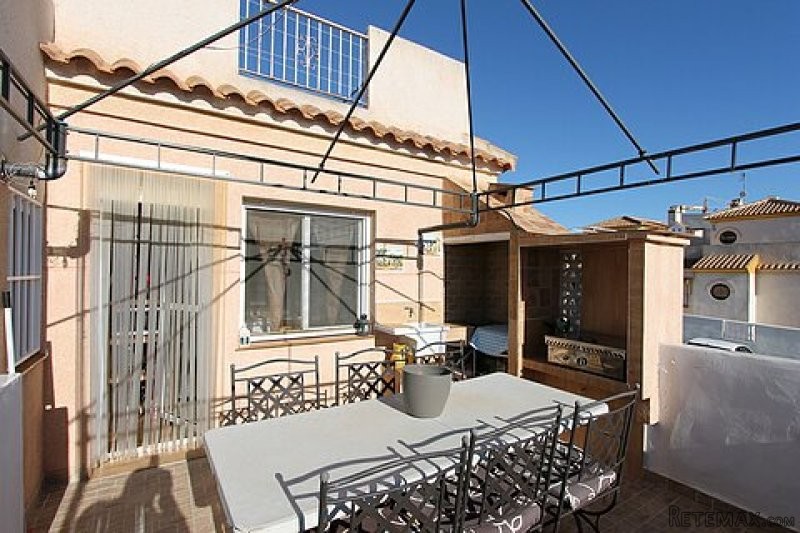 Fabulous 4 Bed Townhouse with Communal..