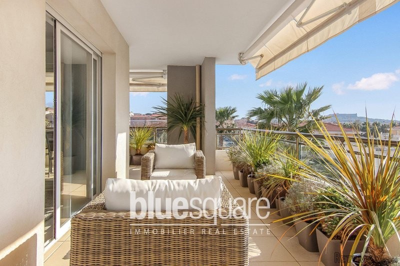 FOR SALE THIS LUXURIOUS MODERN..