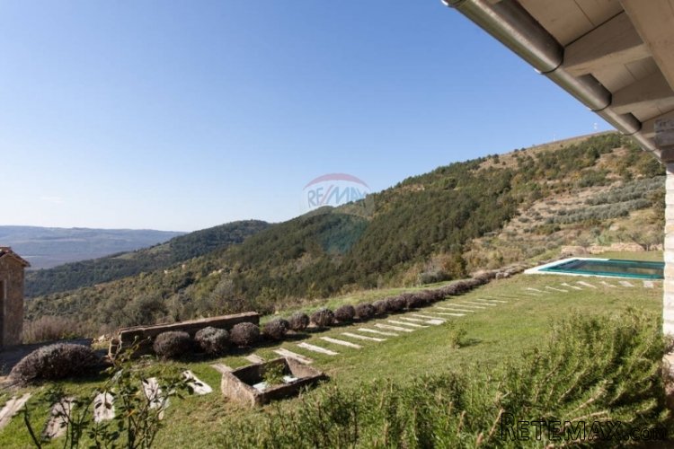 Istra,predivna kamena vila okružena životopisnim krajolikom