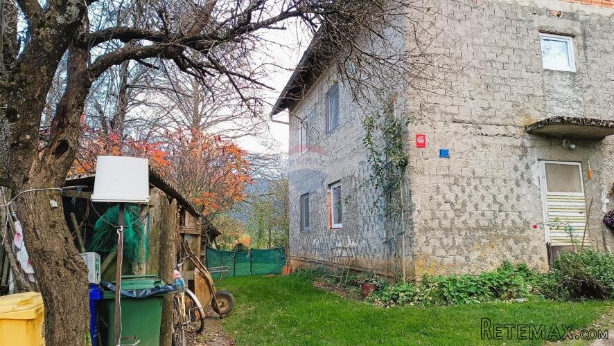 Plaški , Jezero - Kuća na osami s velikom okućnicom!