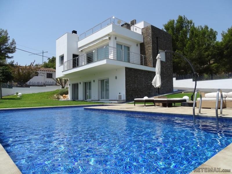 4 Bedrooms - Villa - Alicante - For Sale