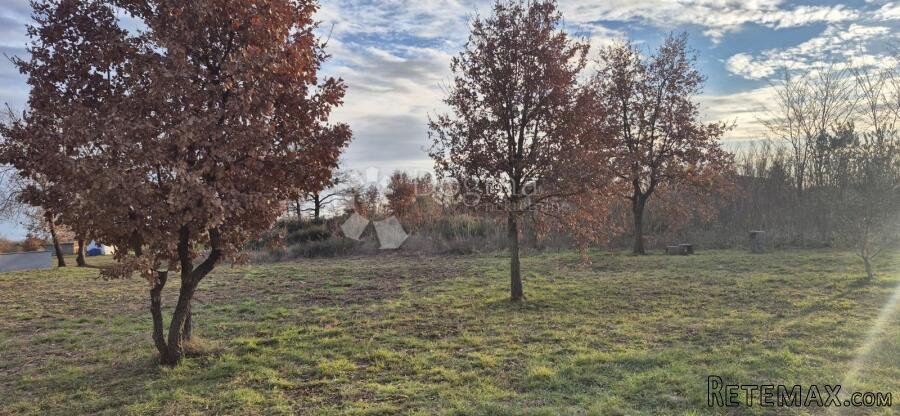 Građevinsko zemljište sa Građevinskom dozvolom 1 km od cent