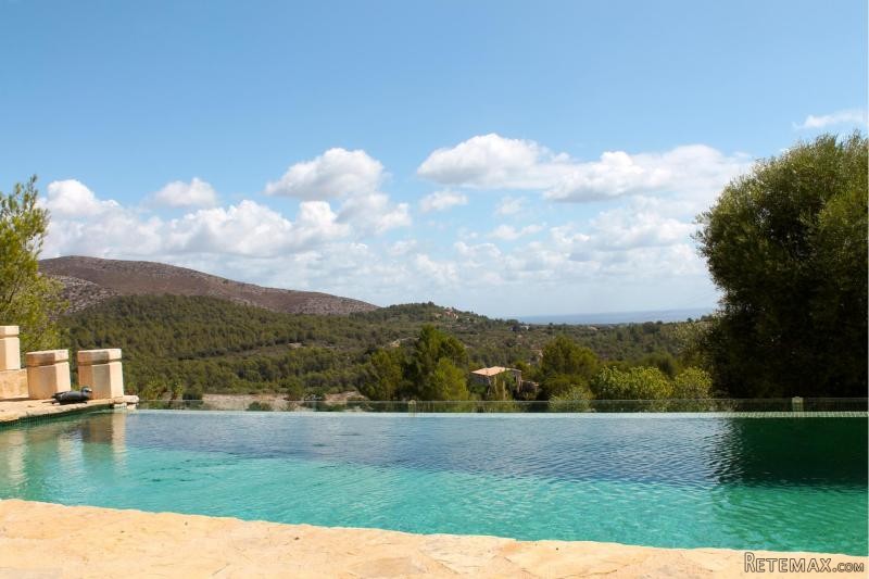 Luxurious mansion with spectacular sea..