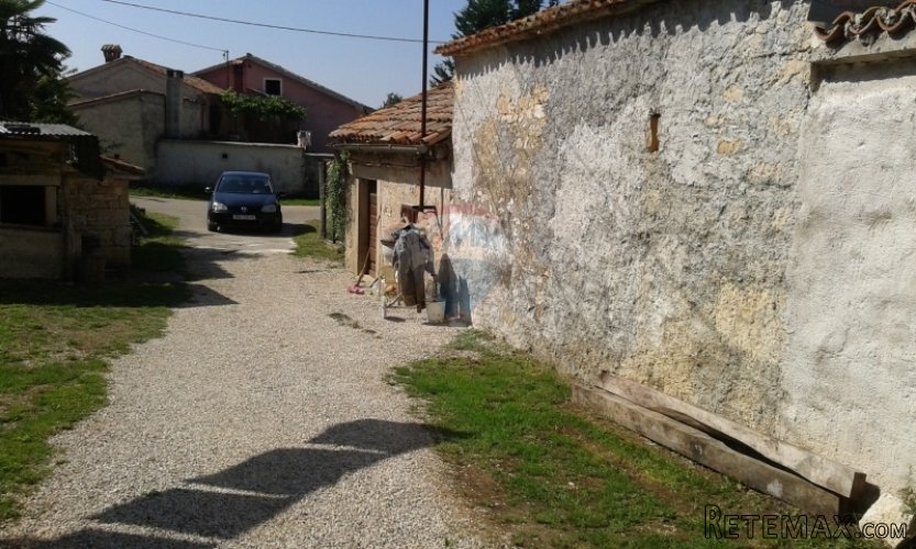 Okolica Gračišća, kuća u nizu sa dvije staje, vrtom