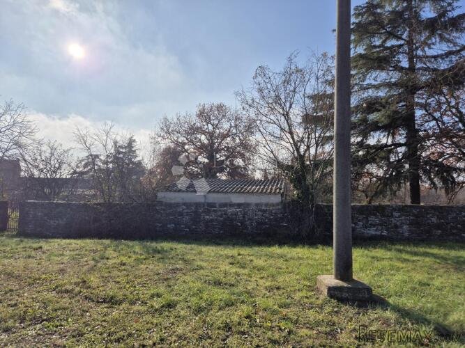 Građevinsko zemljište sa pomoćnom zgradom u okolici Rovinja