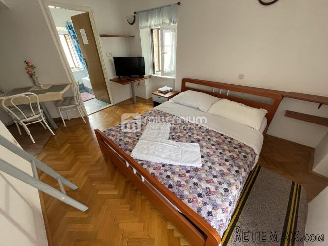 Otok Krk, Centar, tri kuće sa 7 apartmana - 3