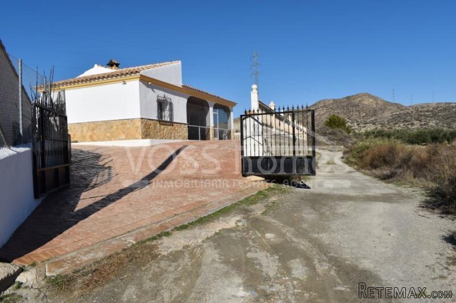 A spacious 3 bed, 2 bath country villa with H&C air con..