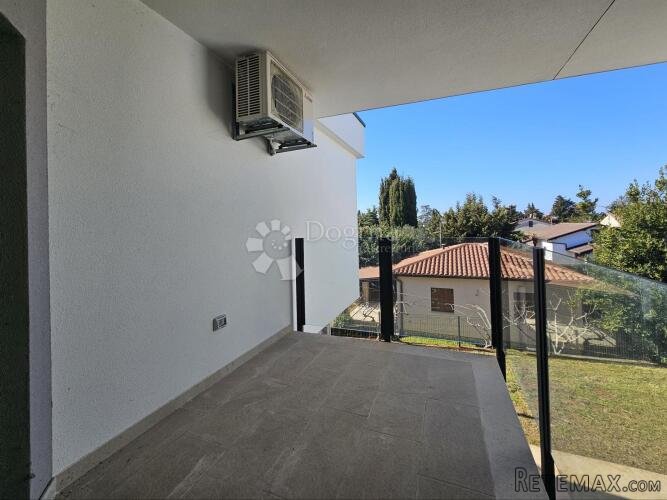 Stan 400m od mora s pogledom prema moru i garažom