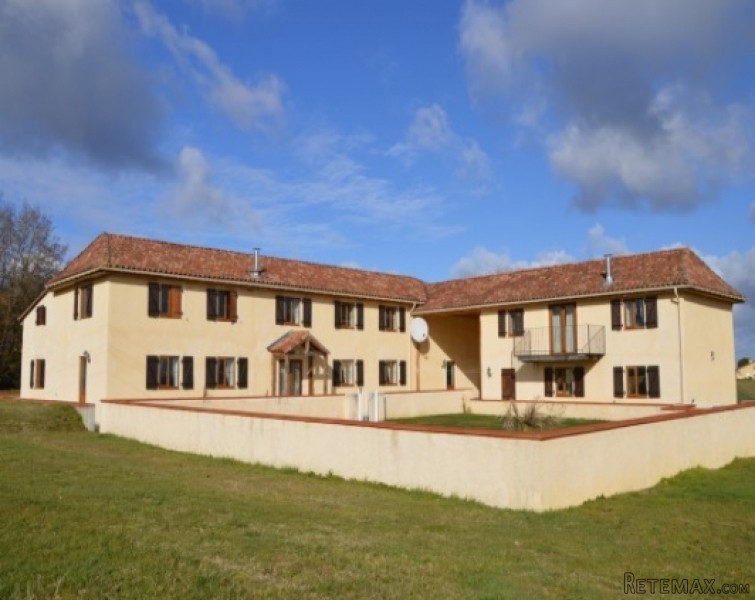 Superb family house with guest..
