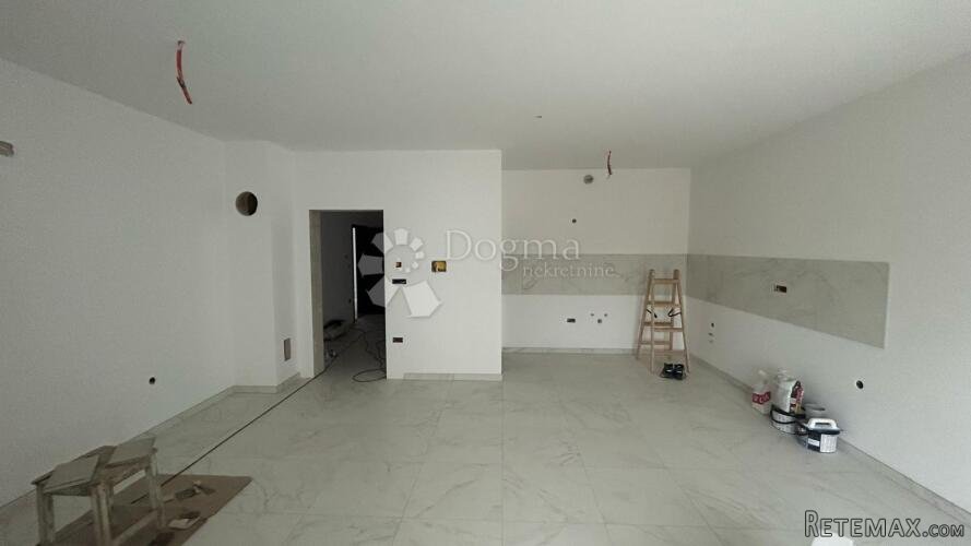 STAN 84 M2 SA 2 PARKIRNA MJESTA NOVOGRADNJA - Pula