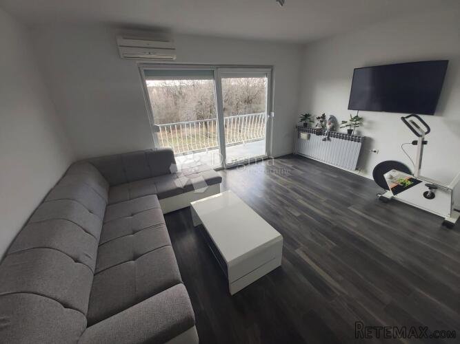 Kuća s dva stana i 8300 m² građevinskog zemljišta