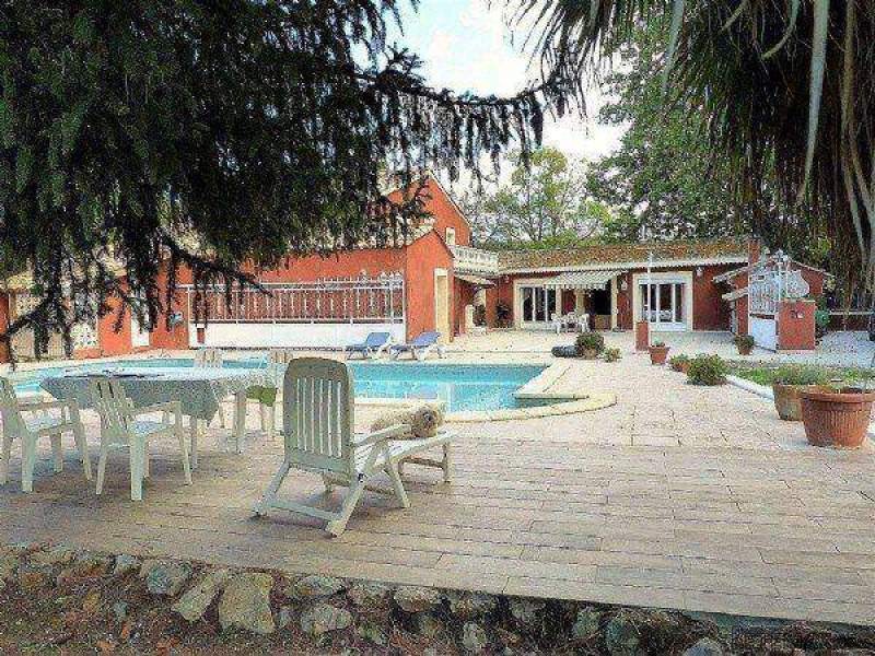 Traditional House With 230 m2 Of Living..
