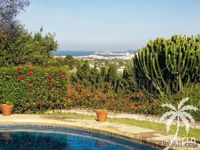 Very spacious south facing villa of 400 m2 construction, on.. - 2