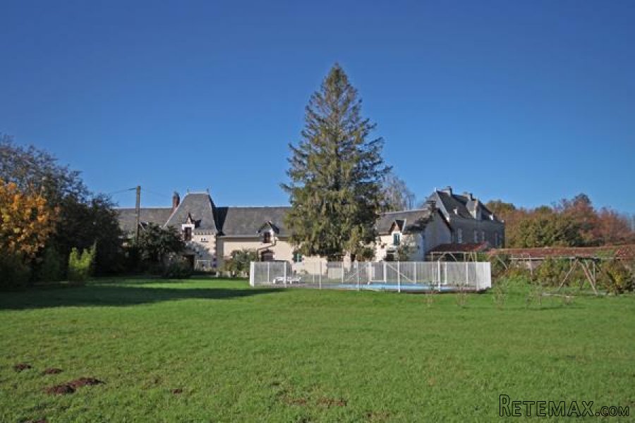 Vernoux-en-Gatine (79) - Historic coach house converted to a..