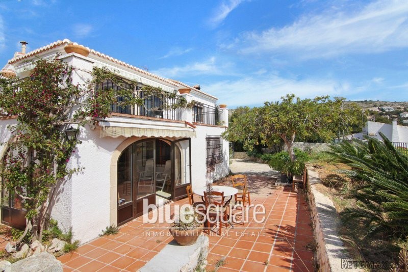 Villa with separate apartment near the..