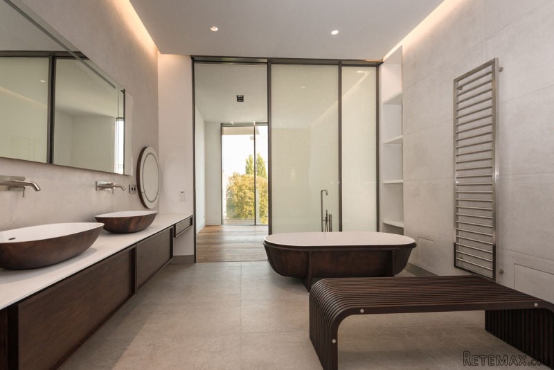 Stunning penthouse with fireplace and..