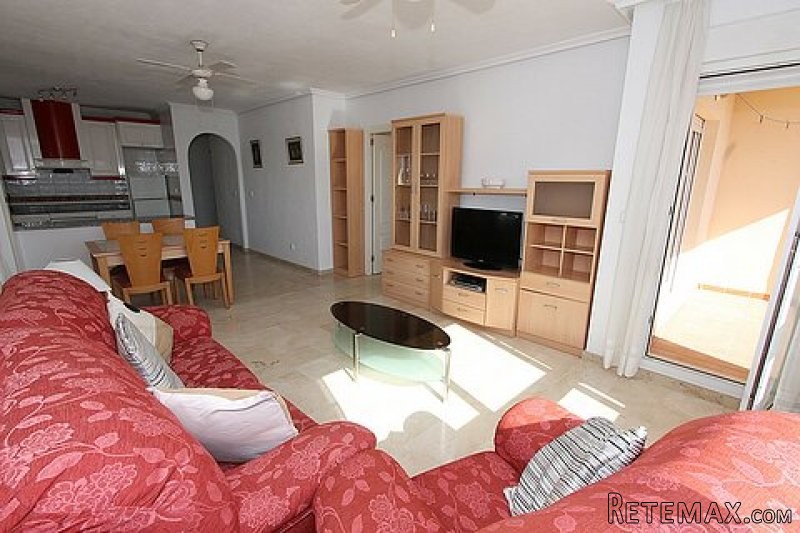 2 Bed Top Floor Apartment with Communal..