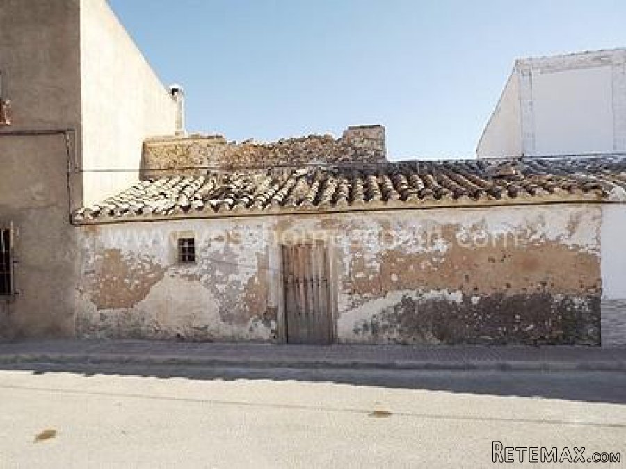 Ruin of 63m2 on an urban building plot Water and..