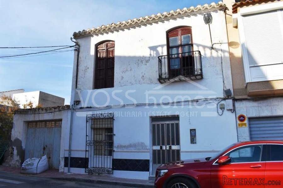 A two storey 4 bed, 1 bath Town house of 123m2 walking..