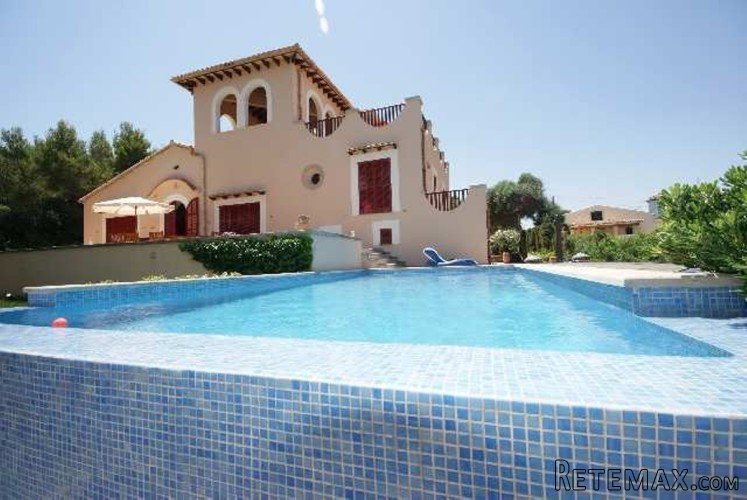 Marvelous villa in Mal Pas with wonderful seaviews. A few..