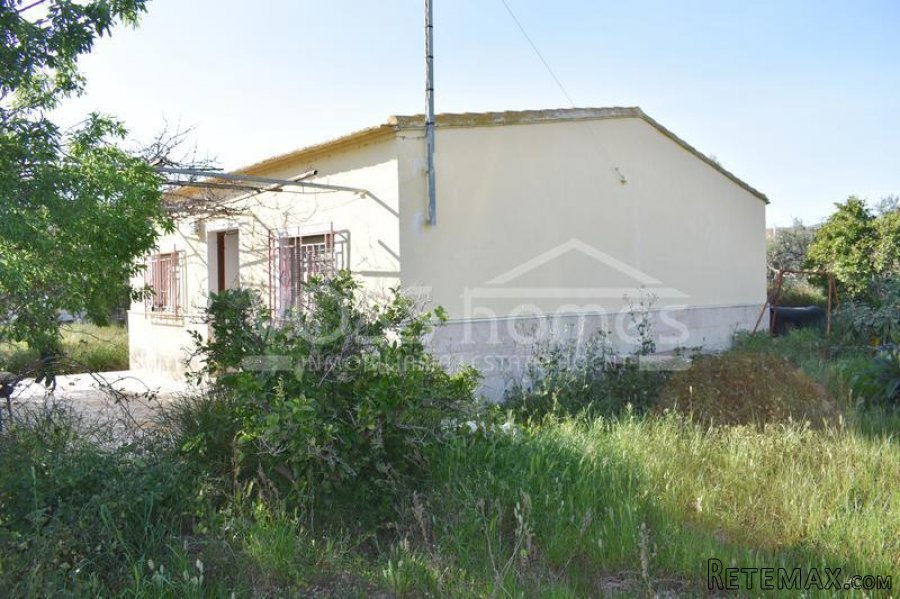 A lovely, Spanish habitable, 2 / 3 bed edge of village /..