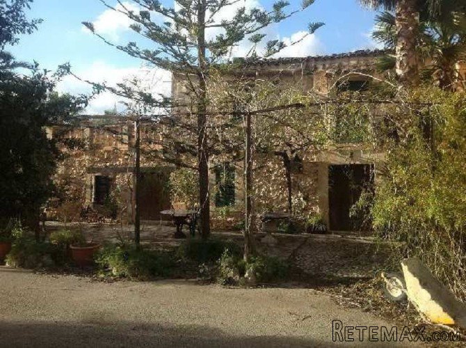 Magnificent manor house in Llubi. Located in a quiet area..