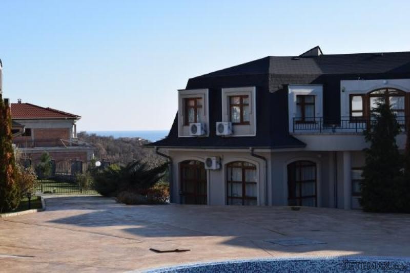 Sunny 2 BED apartment, tastefully..