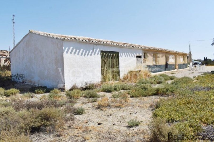 NEW LISTING - Habitable Country House to renovate of 248m2..