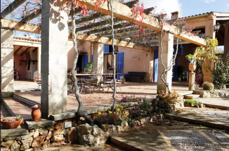 This charming property is located outside the village of.. - 2