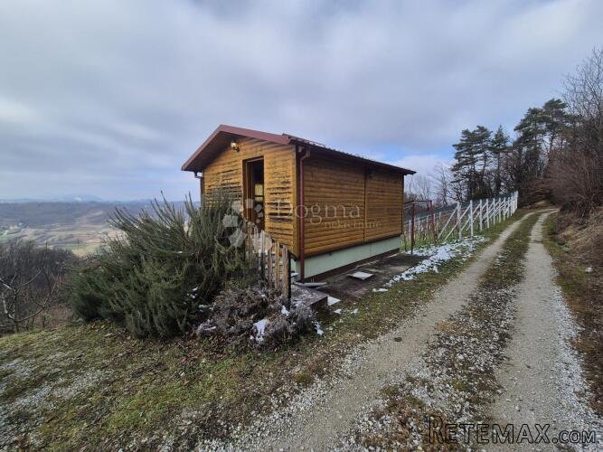 Šarmantna vikendica sa voćnjakom i vinogradom na brijegu okr