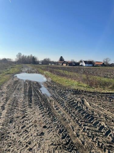 Ravna parcela s pristupom s dvije strane – 3.214 m² - 3