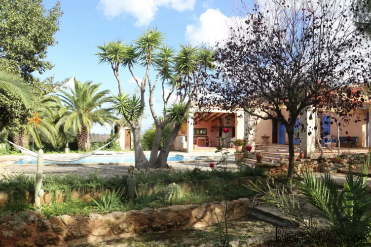 This charming property is located outside the village of.. - 3