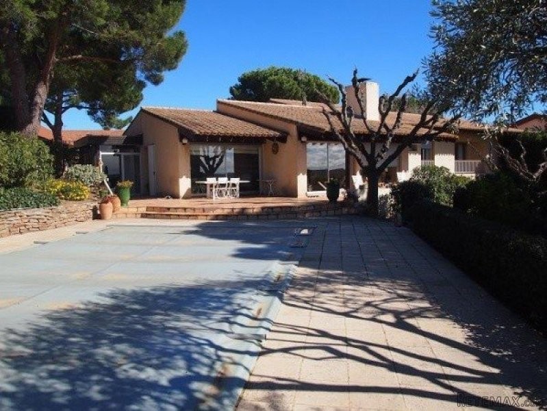 Architect Conceived Villa With 340 M2..