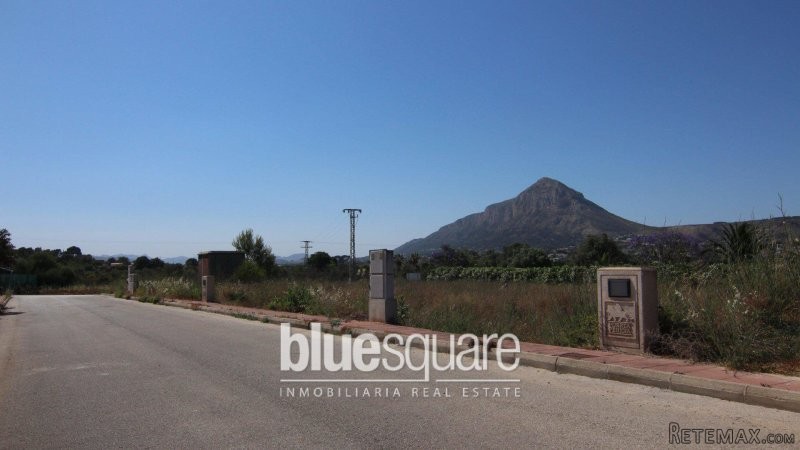 Lovely flat building plot of 1316m2 in..