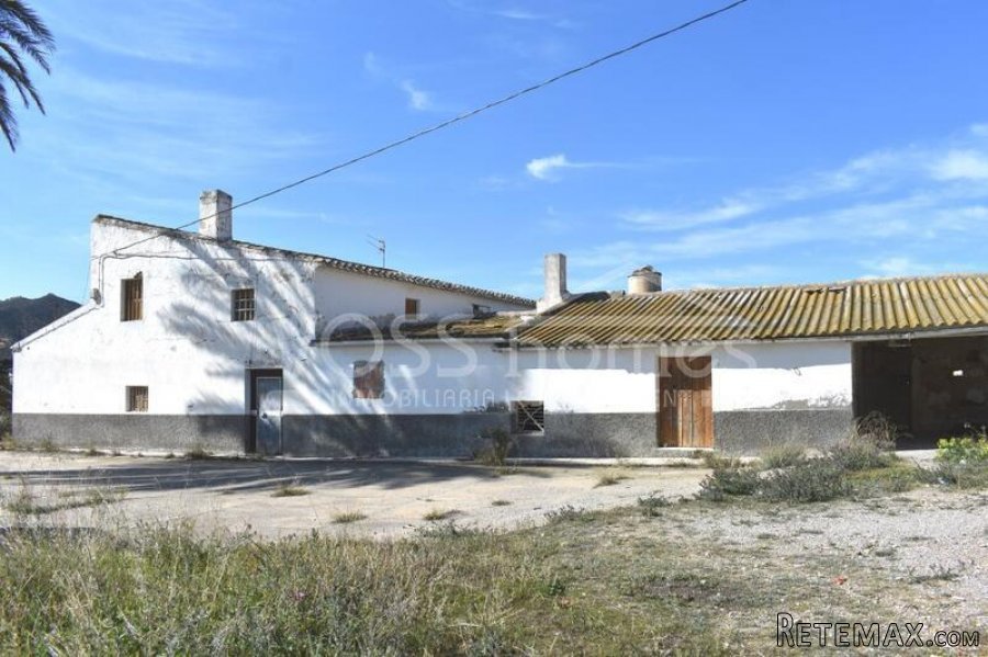 Large country style property, with 7051m2 of urbanisable..