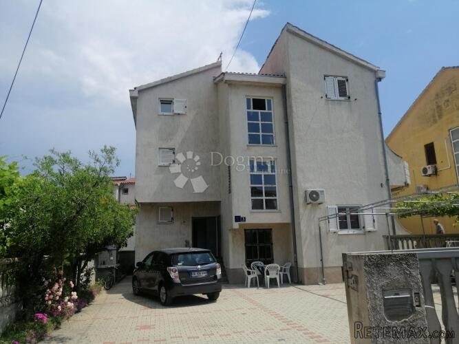 TRIBUNJ - kuća s 9 apartmana + građevinska parcela 418 m2