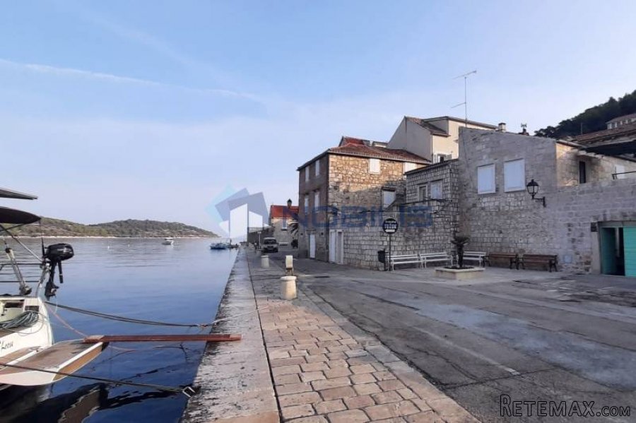 Vis, stara kamena kuća 237 m2, prvi red do mora