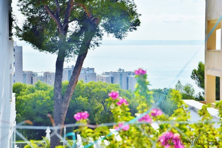Ground floor apartment with partial sea views in the..
