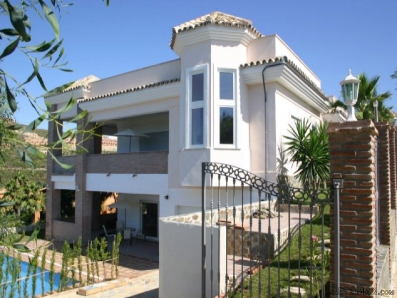 5 Bedroom Villa For Sale In La..