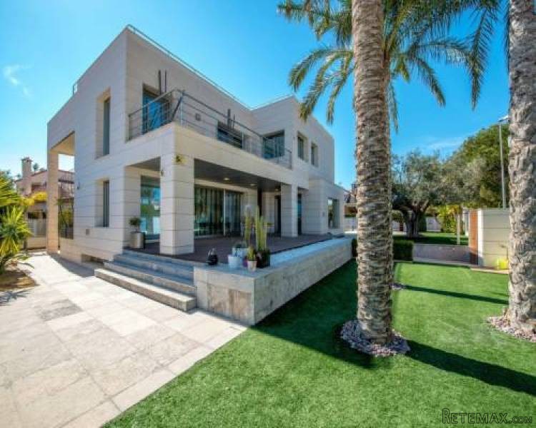 4 Bedroom 5 Bathroom Villa In Orihuela..