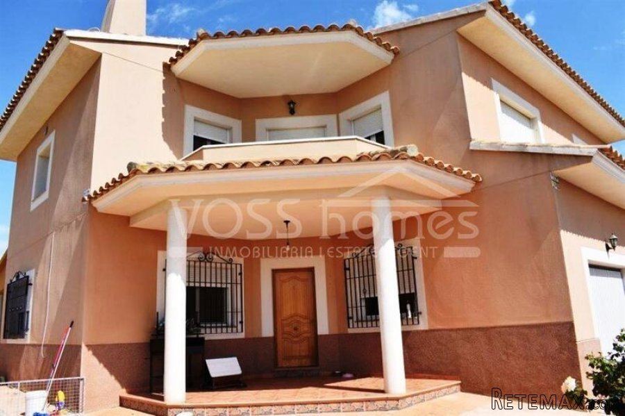 Large two storey, 3 bed, 3 bath Semi-detached Villa with..